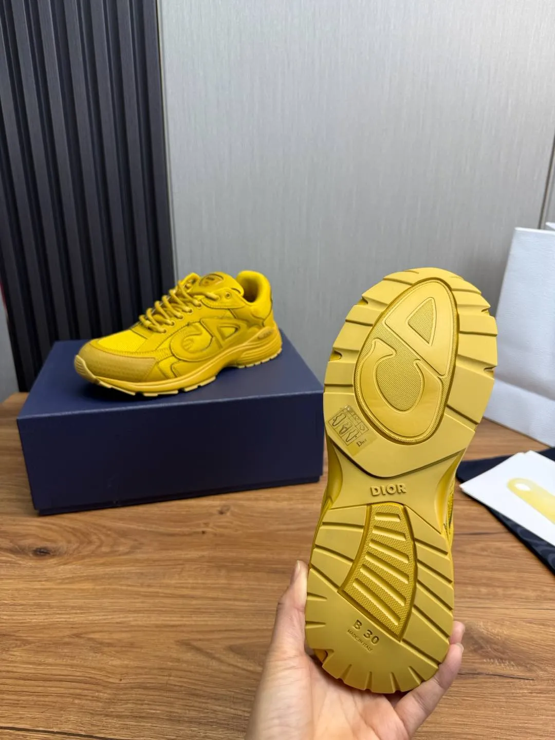 Men's men's shoes 💰740💰 D family Dior ~ New B30 couple 👫 low-top sneakers, the highest version on the market ✅ carefully made of gray mesh fabric and white technical fabric, decorated with reflective "CD30" graphic logo, and "DIO ~ B30" and "CD30" logos on the heel and tongue. An extra-light, sculpted rubber sole with signature accents adds style, while internal stretch details create ideal comfort. It can be matched with various casual styles to show the fashionable and modern sports style〰️ Size: 35-40 (customized at 40 for women) 39-45 (customized at 38.45 for men)